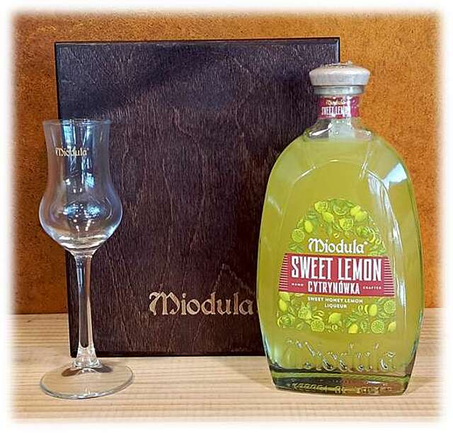 Miodula Sweet Lemon 0,5L 28% W zestawie z kieliszkiem degustacyjnym W eleganckim drewnianym opakowaniu