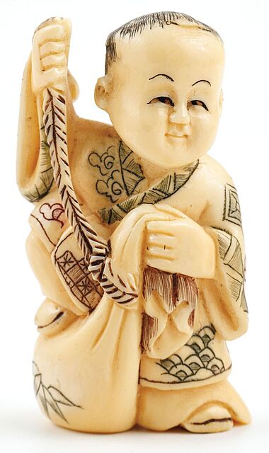 NETSUKE, Chłopiec zawiązujący worek, XIX / XX w.