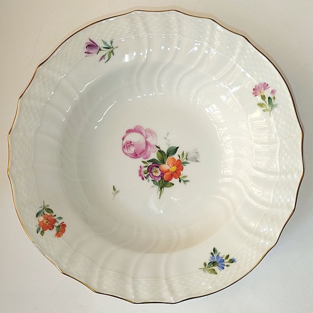 TALERZ GŁĘBOKI MALOWANY W KWIATY wz, neuosier, Dania, Royal Copenhagen, 1947