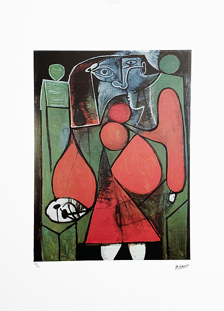 Femme en rouge sur fauteuil