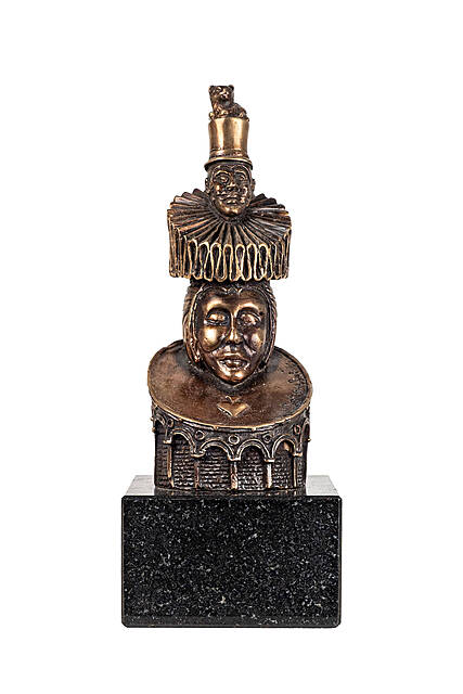 Królowa, błazen i mały lew