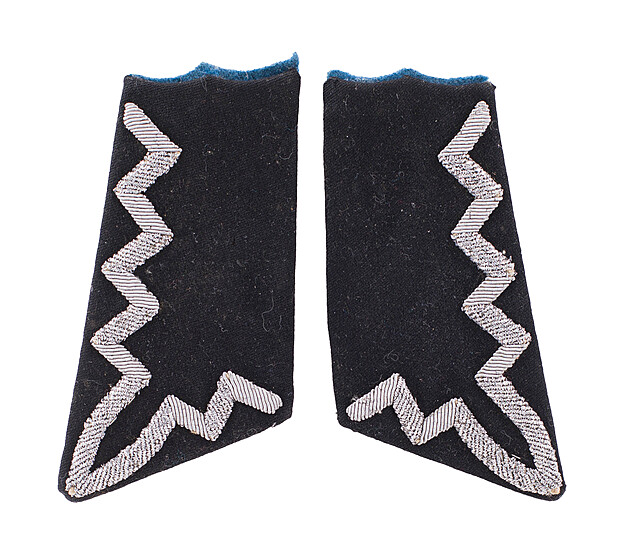 Para patek na kołnierz munduru