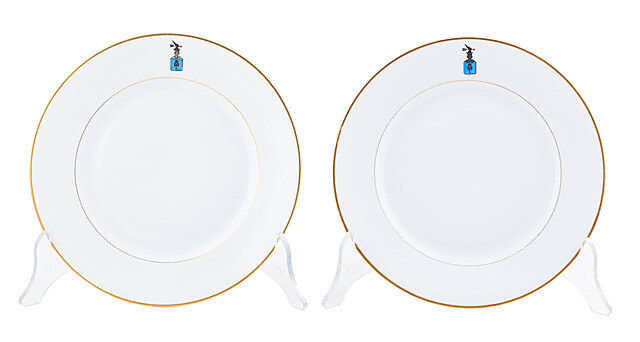 Para talerzy śniadaniowych z herbem Dołęga, l. 20. XX w.