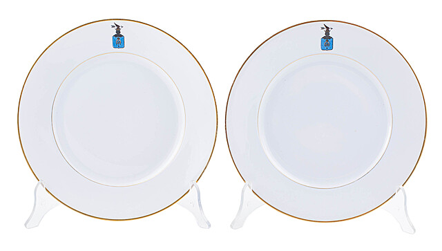Para talerzy obiadowych z herbem Dołęga, l. 20. XX w.