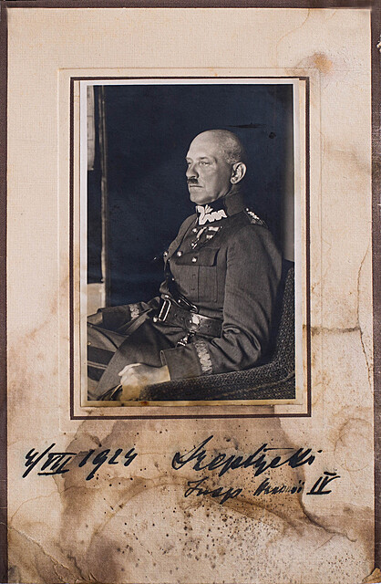 Zdjęcie gen. Stanisława Szeptyckiego z jego podpisem