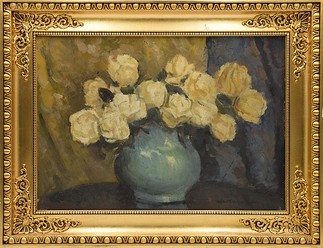 Żółte róże w wazonie