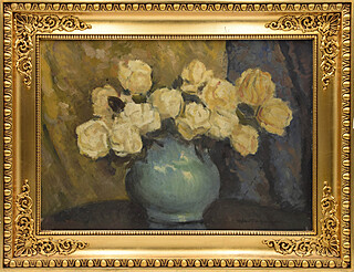 Żółte róże w wazonie