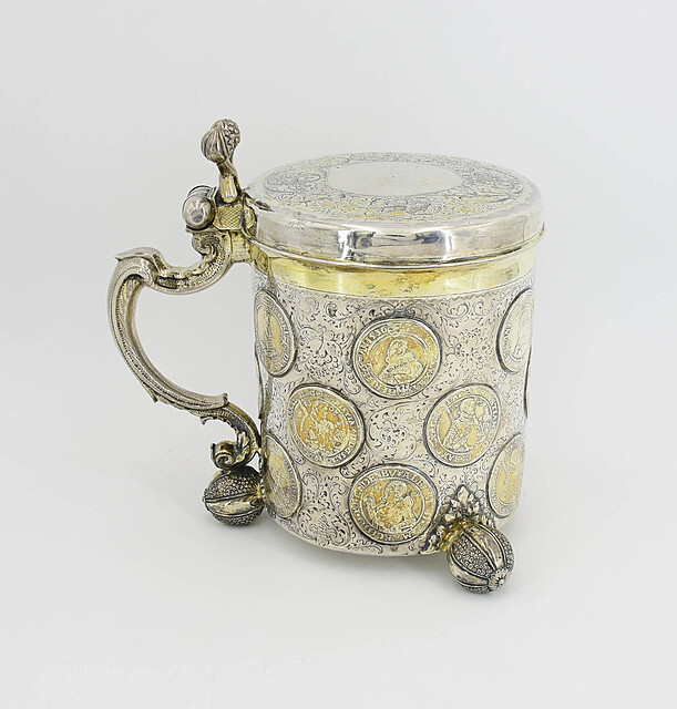 Kufel barokowy z monetami