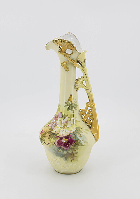 Wazon secesyjny o kształcie dzbanka