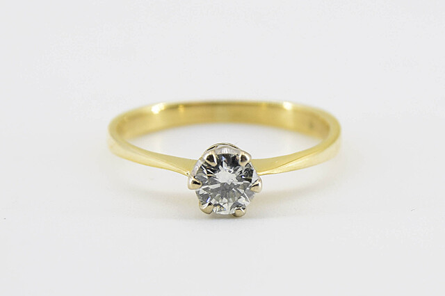 Pierścionek z brylantem