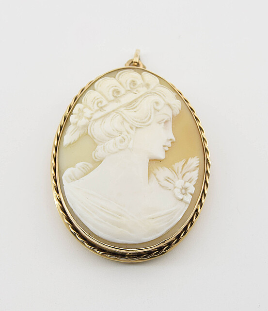 Brosza - wisior z kameą