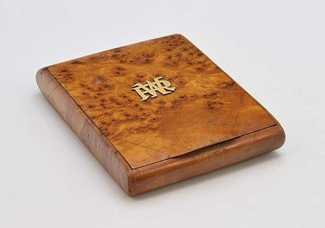 Papierośnica z monogramem WR