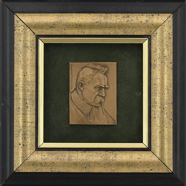 Plakieta z popiersiem J. Piłsudskiego