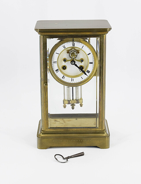 Zegar w szklanej obudowie