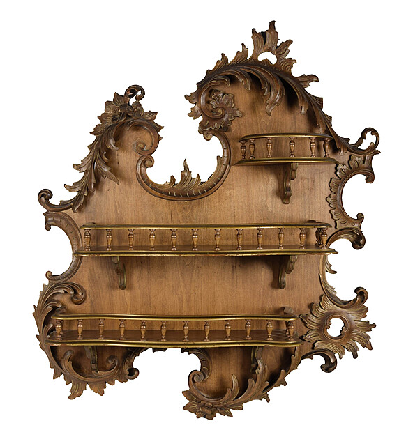 Półka drewniana w manierze rokokowej