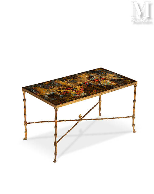 Stół z motywem papugi na winorośli i ozdobionych wazonów