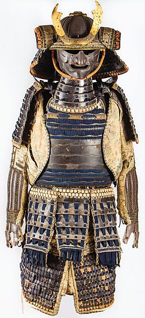 ZBROJA JAPOŃSKA NOWOŻYTNA („TOSEI GUSOKU”) Z HEŁMEM „SUJI KABUTO”, Japonia, późny okres Edo (koń. XVIII / I poł. XIX w).