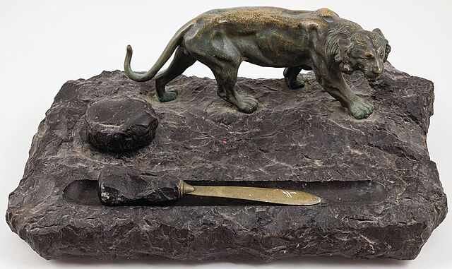 EKRYTUAR Z PANTERĄ I NÓŻ DO PAPIERU, ok. 1920