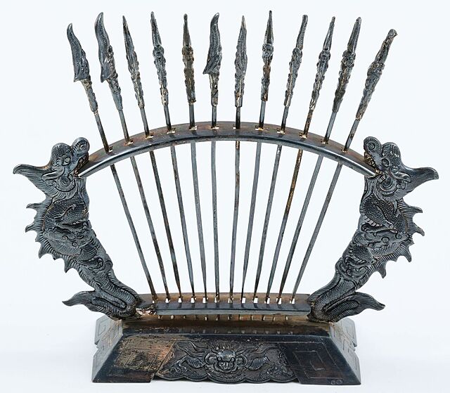 12 WIDELCZYKÓW Z PODSTAWKĄ, Wietnam, ok. 1970