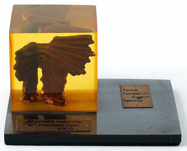 MINIATURA POMNIKA POWSTAŃ SLĄSKICH, pamiątka wodowania MS Powstaniec Śląski, 1970