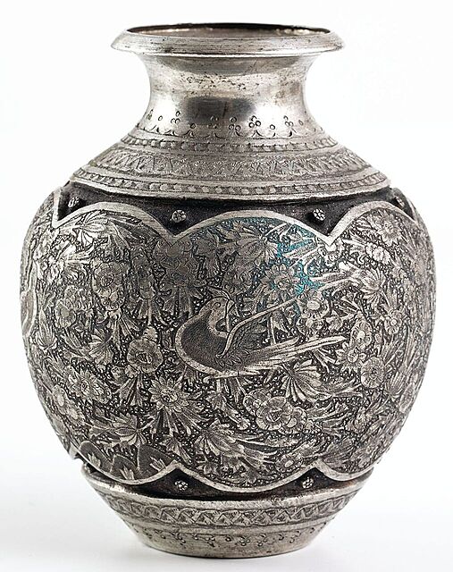 WAZON DEKOROWANY W KWIATY I PTAKI, Persja, XIX/XX w.