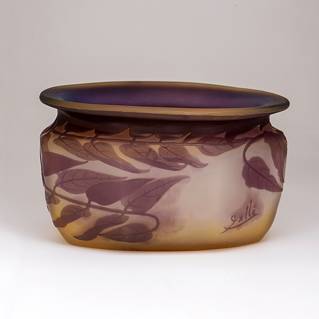 Waza dekoracyjna z kwiatami fuksji, Francja, Emile Gallé, Nancy, ok. 1908 – 1914 r. lub l. 20. XX w.