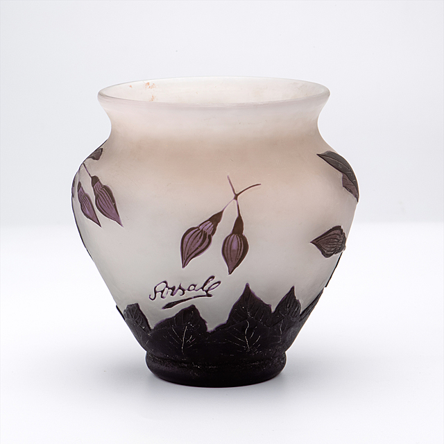 Wazon z motywem owoców dzikiej róży, Arsall, Weisswasser, 1921–1929 r.
