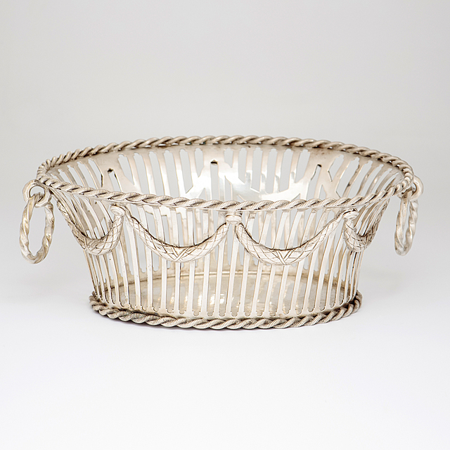 Srebrny koszyk z motywem girland, pocz. XIX w. 