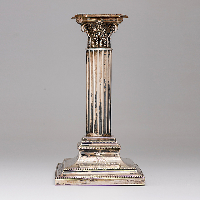 Lichtarz z motywem kolumny korynckiej, H. Meyen & Co, Berlin, po 1888 r. 