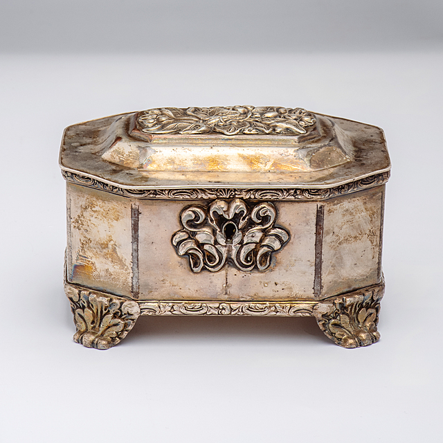 Cukiernica w typie sarkofagowym. Fabryka Wyrobów Srebrnych i Platerowanych Józef Fraget, Warszawa, ok. poł. XIX w. 