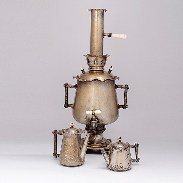 Zestaw: samowar i dwa czajniki, Norblin i Schiffers, Warszawa, k. XIX w.