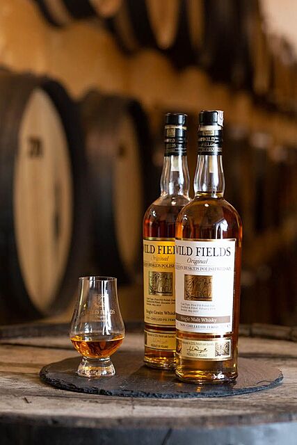 Wild Fields Original Single Malt Polish Whisky 0,7L 46,5% Wild Fields Original Single Grain Polish Whisky 0,7L 44% Zestaw w eleganckim drewnianym opakowaniu