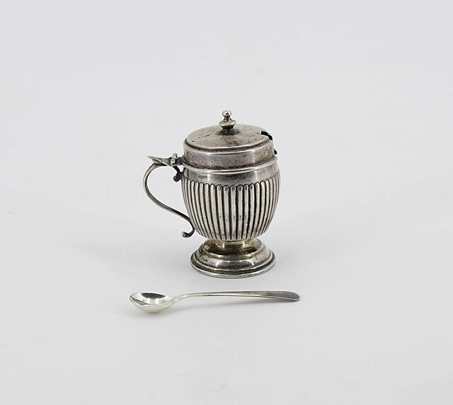 Solniczka z łyżeczką (dodaną)