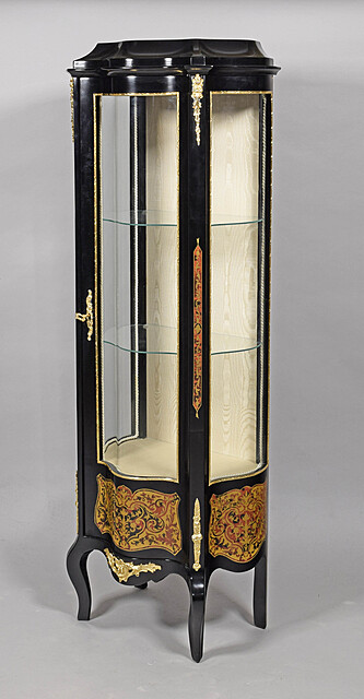 Witrynka z dekoracją w stylu Boulle’a