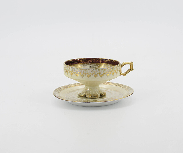 Filiżanka ze spodkiem w typie