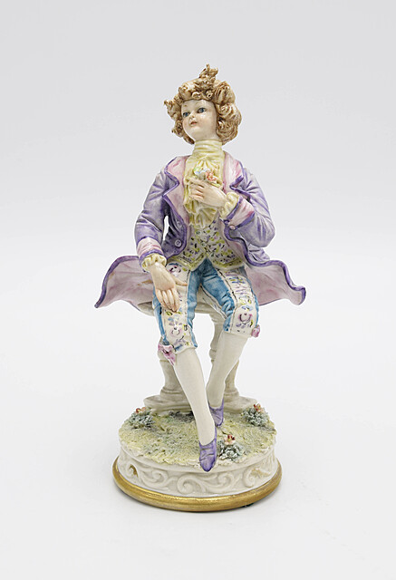 Chłopiec z kwiatem w dłoni