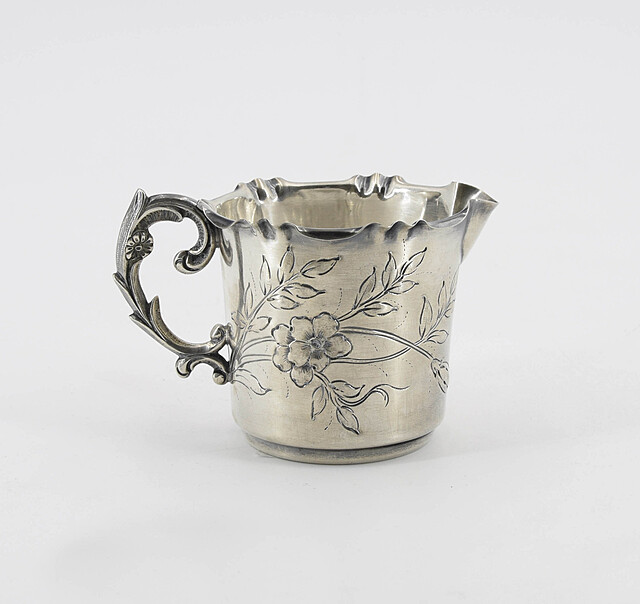 Mlecznik z rytą gałązką kwiatową