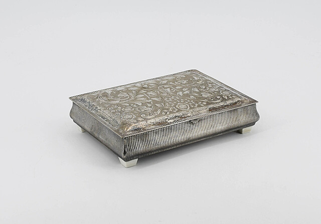 Szkatułka z motywem floralnym