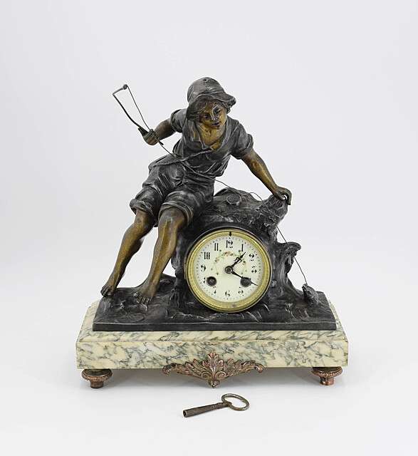 Zegar z chłopcem łowiącym ryby