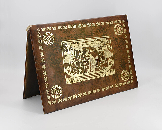 Teka z tłoczonymi motywami egipskimi