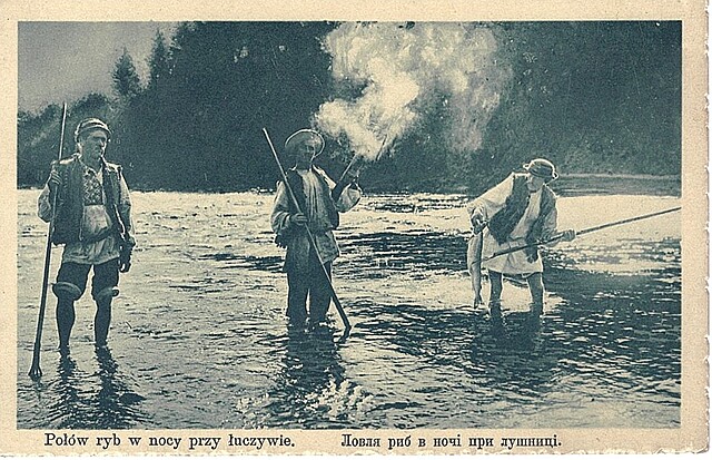 Połów ryb w nocy przy łuczywie