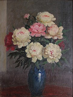 Peonie w granatowym wazonie