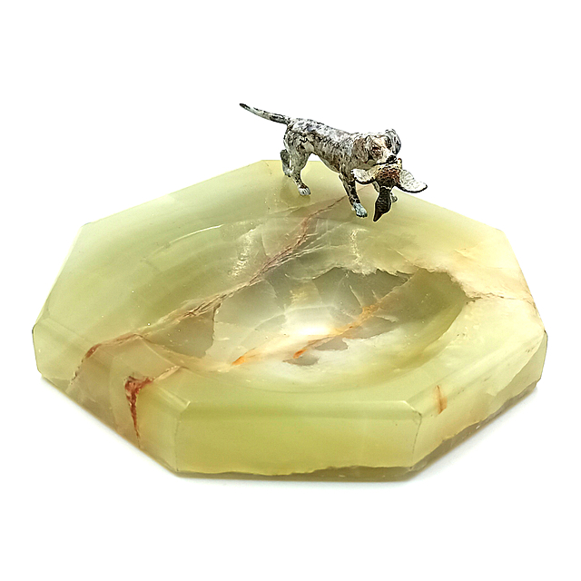 Popielnica z figurką psa myśliwskiego niosącego kaczkę (l.20.XX w.)