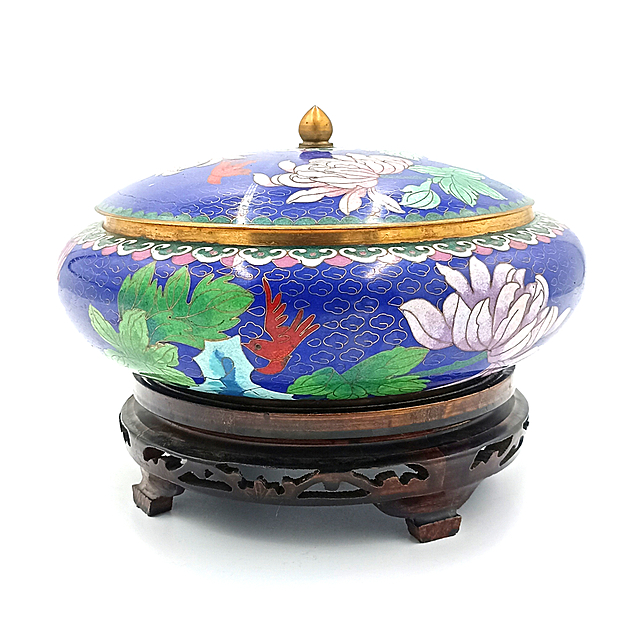 Puzderko na drewnianej podstawce (Chiny, XX w.)