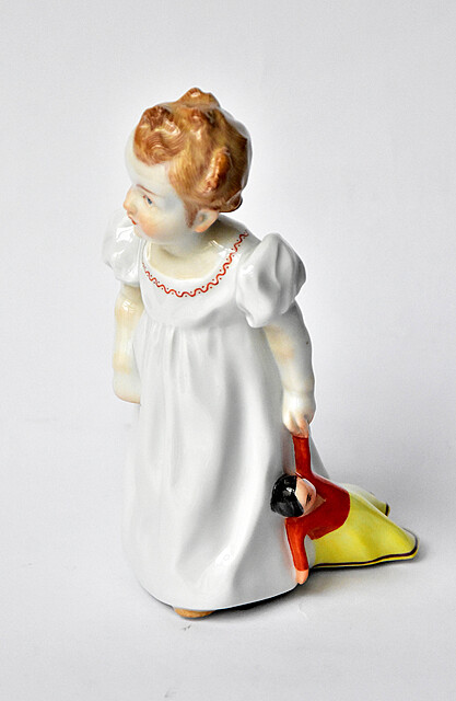 FIGURKA "DZIEWCZYNKA Z LALKĄ" MIŚNIA