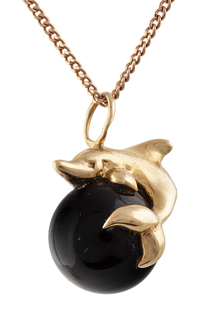 Wisior w formie delfinka na onyksie na łańcuszku, II poł. XX w.