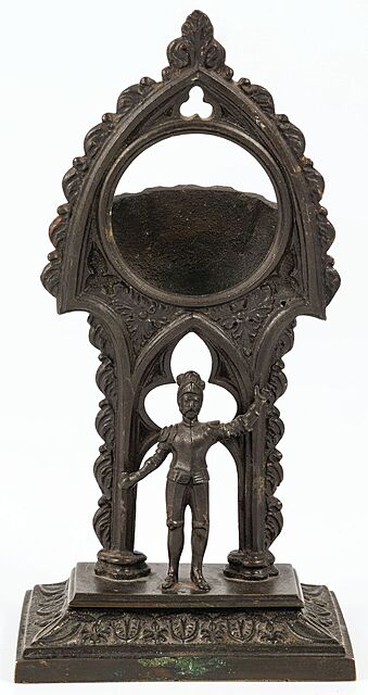 STATYW NA ZEGAREK W STYLU GOTYCKIM Z RYCERZEM, ok. 1845