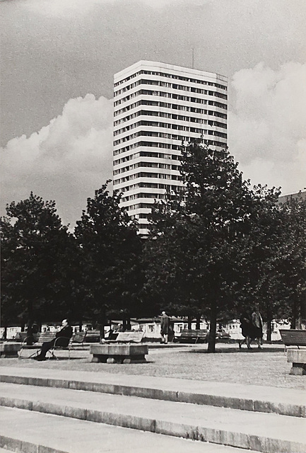 Warszawa. Ściana Wschodnia - Wysokościowiec