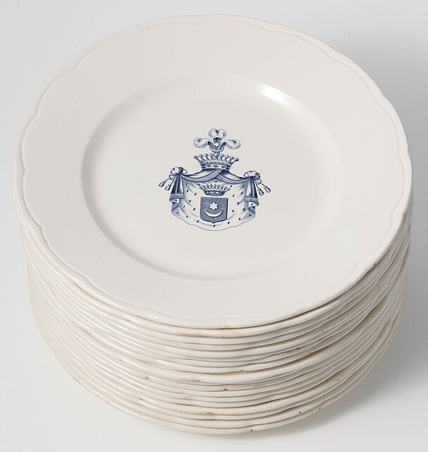 ZESTAW TALERZY Z HERBEM LELIWA HRABIÓW HUTTEN-CZAPSKICH, Francja, Sarreguemines, Utzschneider , 1875 - 1900