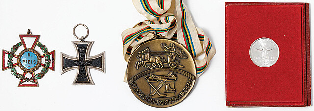 CZTERY ODZNACZENIA
